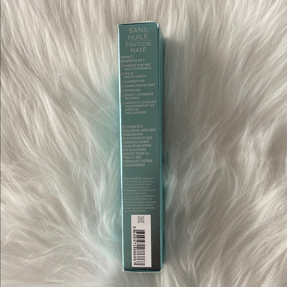 New in box It Cosmetics CC+ Oil-Free Matte in light - Picture 3 of 4